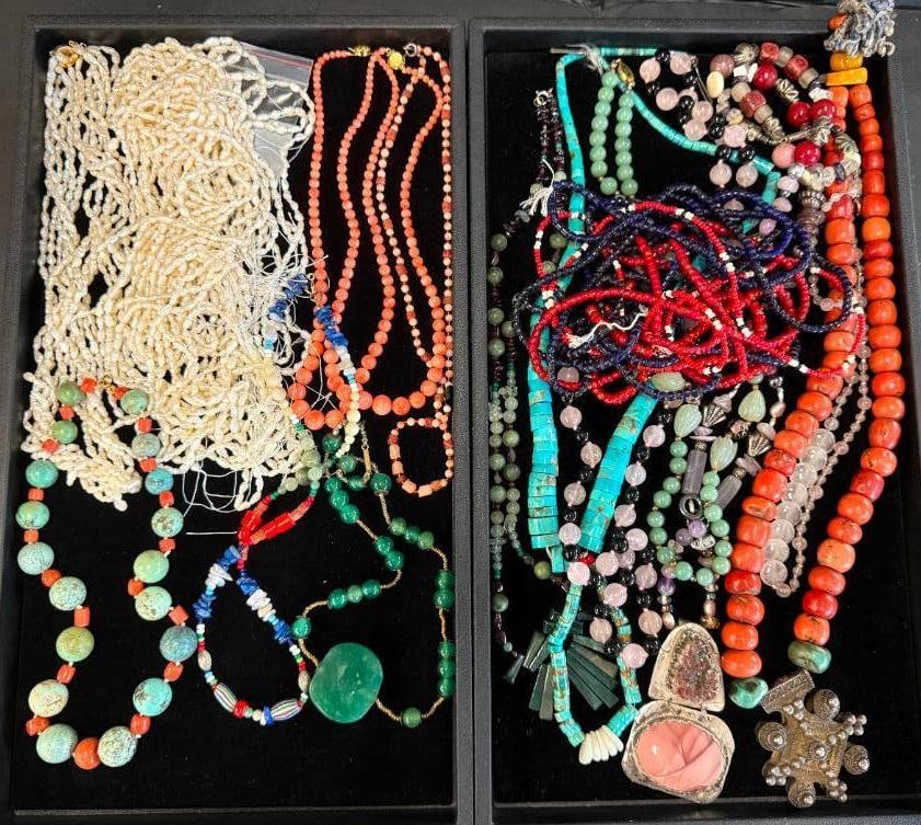 Costume Jewelry Necklaces: Costume Jewelry Necklaces. Approx. 14 pieces.