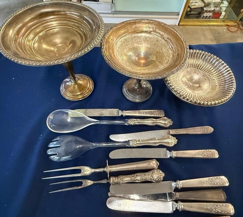 Sterling Silver weighted pieces and knife handles: Sterling Silver weighted pieces and knife handles. Approx. 13 pieces.