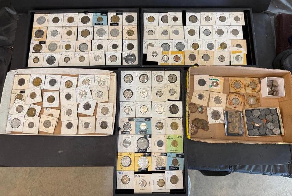 Group of Foreign coins: Group of Foreign coins including Canada, Italy, Sweden, Taiwan, Japan, Great Britain and more.