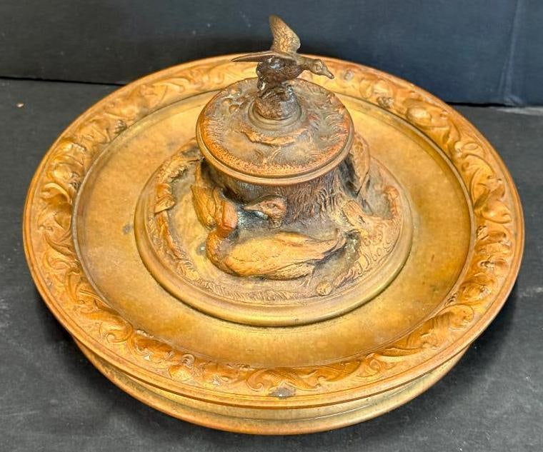 J. Moigniez signed Bronze inkwell with sculpted duck motif: J. Moigniez signed Bronze inkwell with sculpted duck motif. Approx. 4 x 6.5 x 6.5 inches.