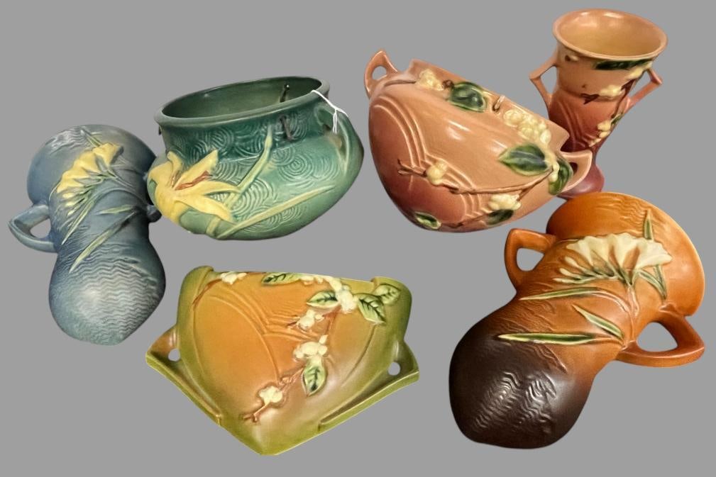 Roseville wall pockets, hanging baskets and vase: Roseville wall pockets, hanging baskets and vase. 6 pieces.