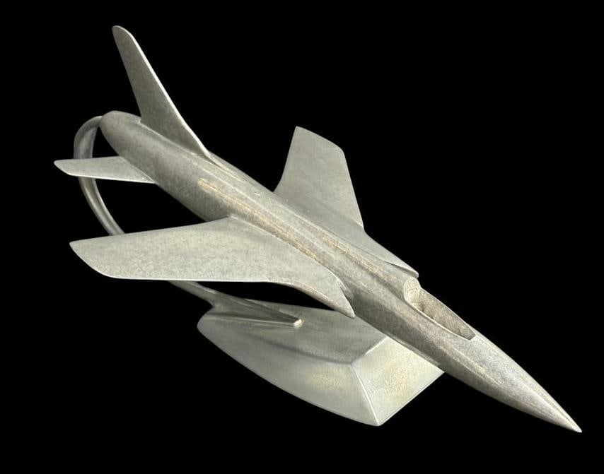 Topping Models Republic F-105 Thunderchief: Topping Models Republic F-105 Thunderchief Factory desktop model. Approx. 8 x 17 inches.