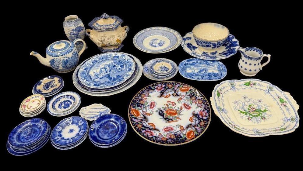 J. Ridgway Souvenir dish, transferware plates etc.: J. Ridgway Souvenir dish, transferware plates, vase, teapot and more. Approx. 45 pieces.