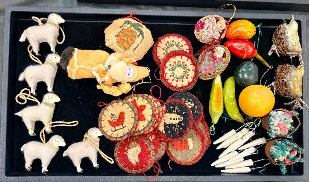 Group of vintage Christmas ornaments (1 of 4)