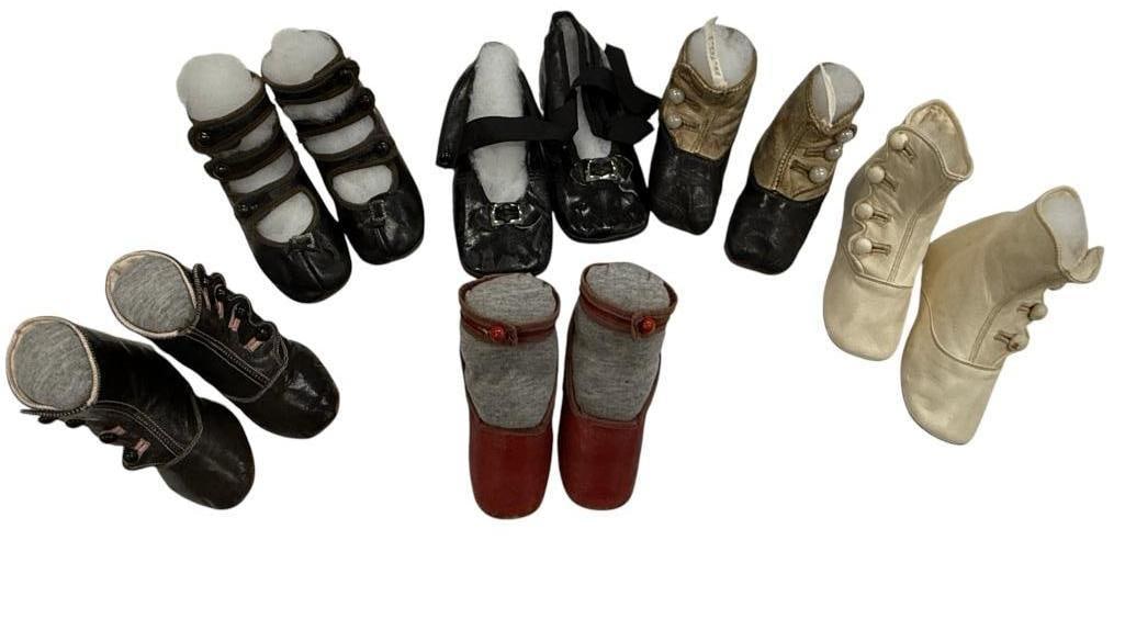 6 Pairs of doll shoes: 6 Pairs of doll shoes.