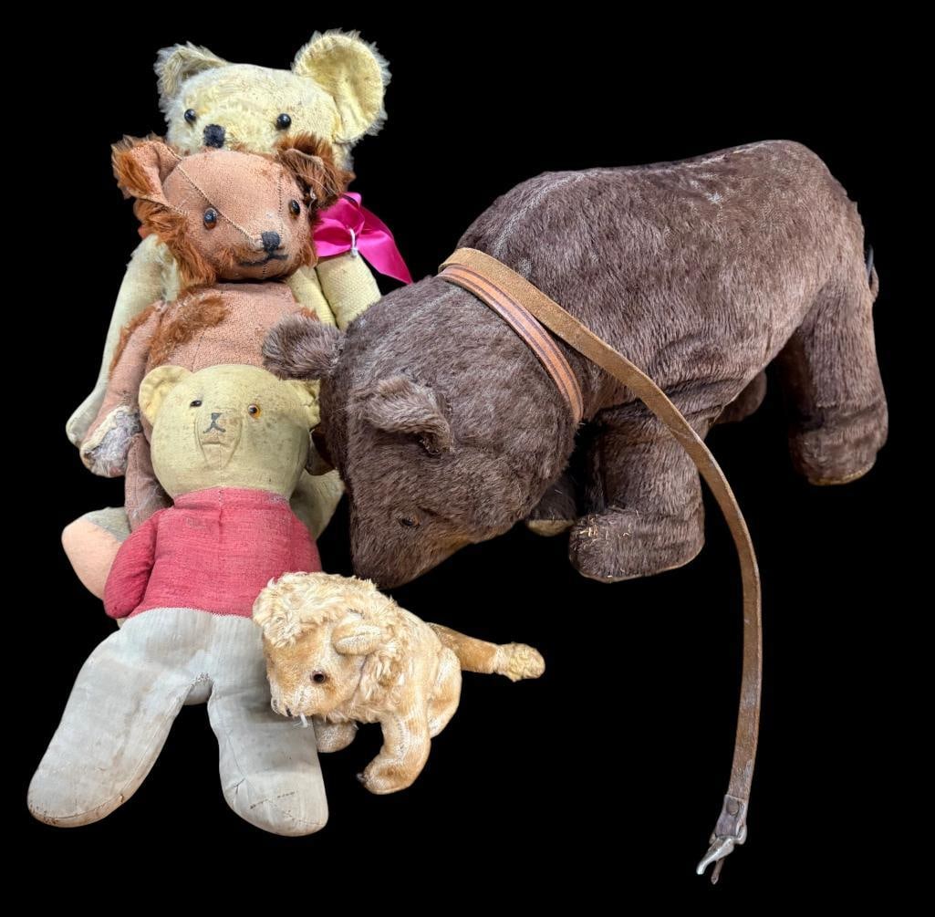 Antique teddy bears, pull toy and lion: Antique mohair teddy bears, pull toy and lion. 5 pieces. Bear pull toy approx. 12 x 18 x 10 inches.