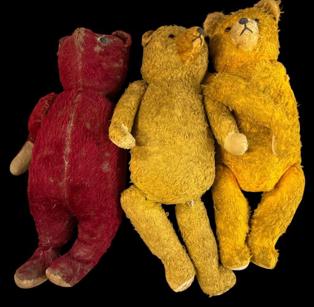 3 antique teddy bears: 3 antique mohair teddy bears with movable arms and legs. Largest approx. 24 inches.