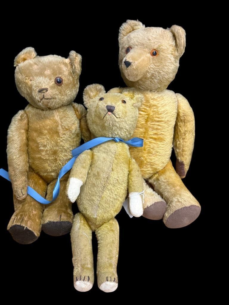 3 antique teddy bears: 3 antique teddy bears with movable arms and legs. Largest approx. 21 inches.