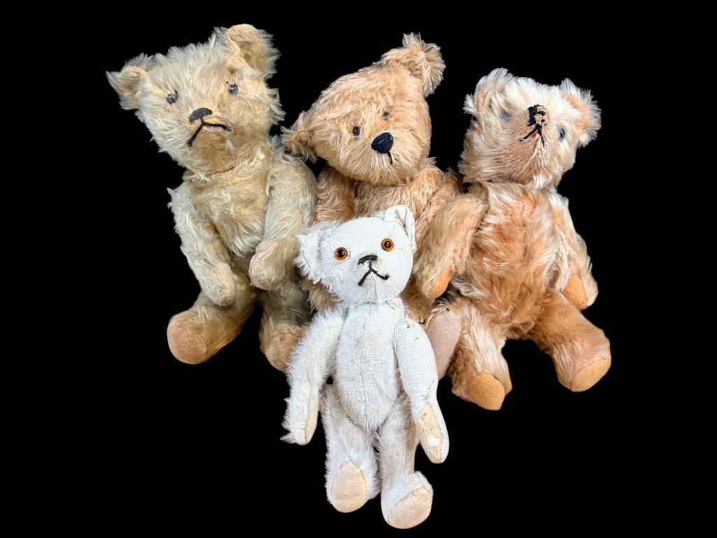 4 antique teddy bears: 4 antique teddy bears with movable arms and legs. Largest approx. 13 inches.