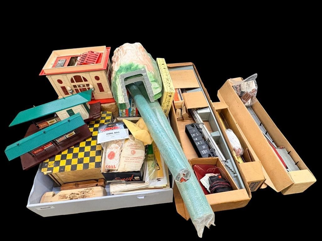 Lionel loaders, buildings, train tunnels etc. (1 of 20)