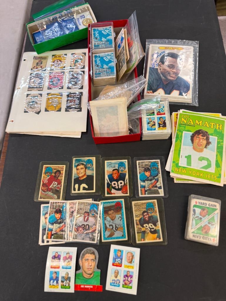 Misc. Lot Vintage Football Lot: Misc. Lot Vintage Football Lot incl. Kellogg's 3-D, 69 Topps 4 in 1 and booklets, 68 Topps Stand-ups, Sunoco stamps, Crane 1976 football, '70 Topps Posters, '68 Posters, '80 Topps Giants, '72 Felt Tea