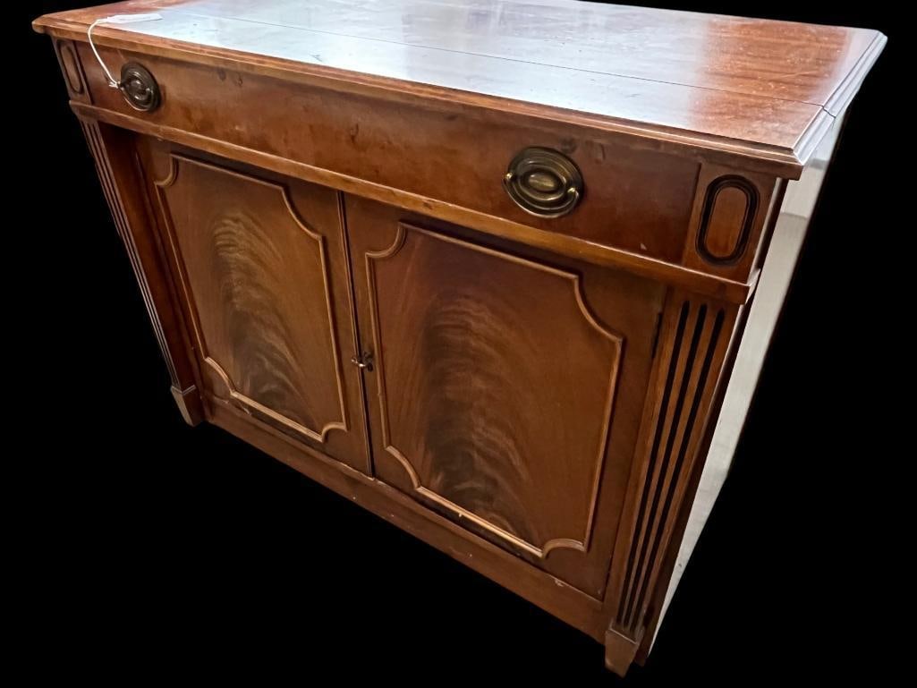 The Watertown Slide, slide out table: The Watertown Slide, slide out table. Comes with 12 leaves. Closed approx. 30 x 40 x 20 inches.