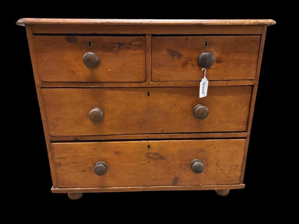 4 drawer wood dresser (1 of 4)