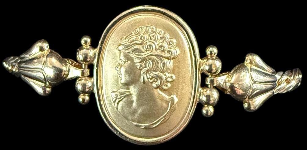 18k Gold Bracelet with Cameo design: 18k Gold Bracelet. Approx. 8 grams. Bracelet approx. 7 inches.