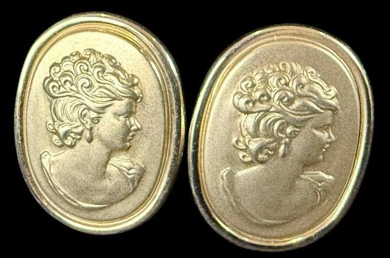 18k Gold earrings with cameo design: 18k Gold earrings. Approx. 8.2 grams.