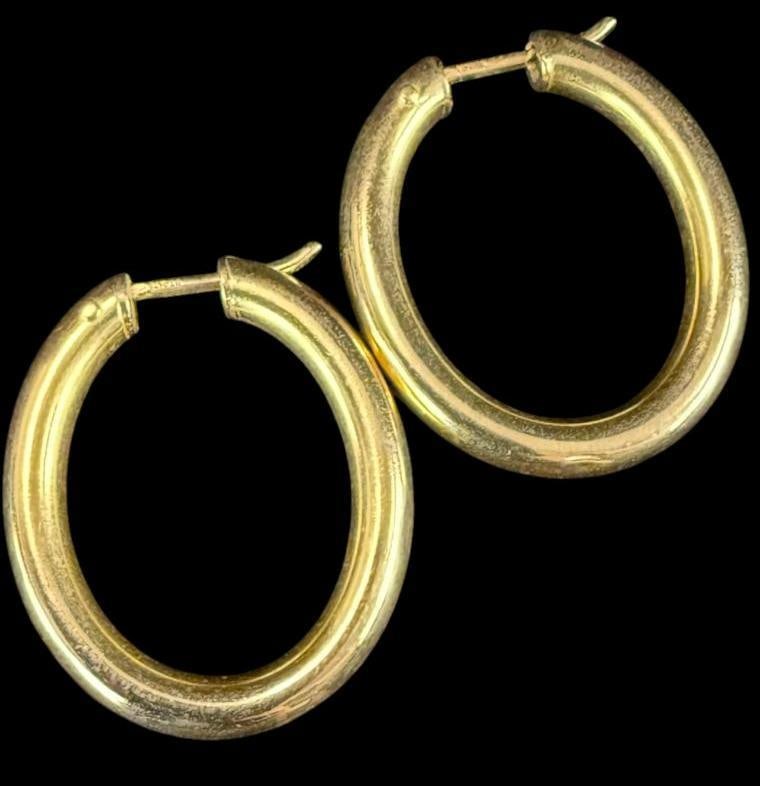 18k Gold Earrings: 18k Gold Earrings. Approx. 4.9 grams.