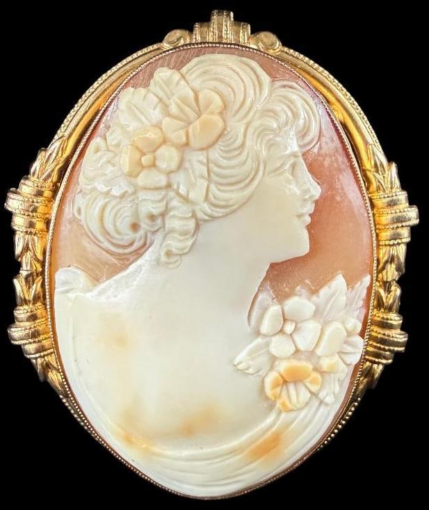 Beautiful Cameo set in 14k Gold: Beautiful Large Cameo set in 14k Gold. Approx. 2.25 x 1.75 inches.
