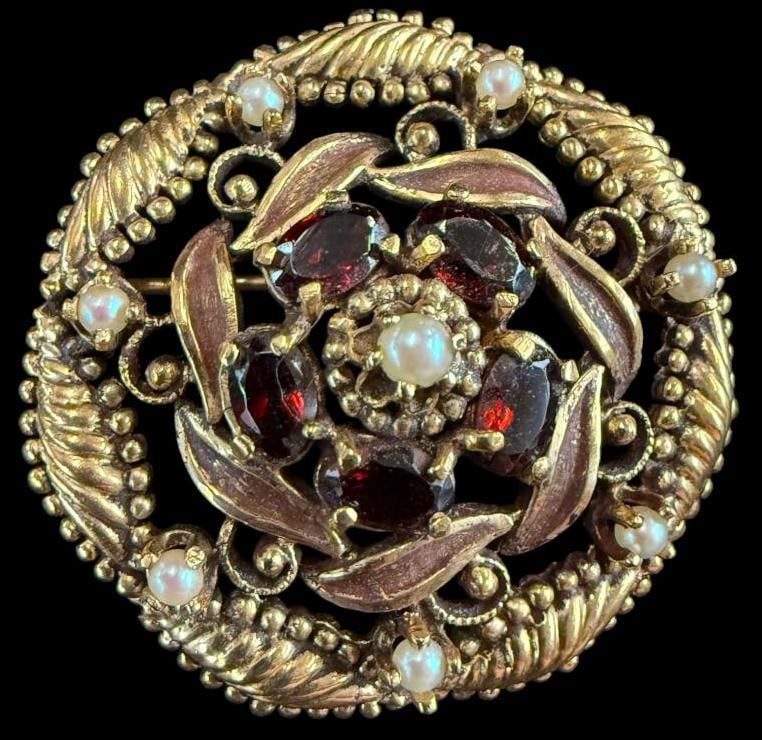 14k Gold pin with Garnets and Pearls: 14k Gold pin with Garnets and Pearls. Approx. 11.8 grams.