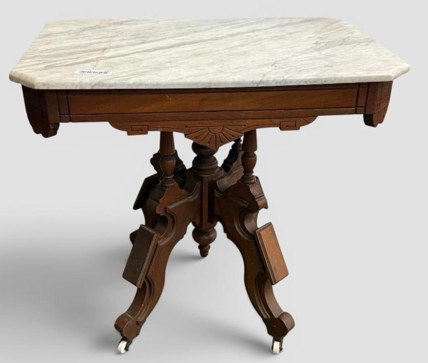Victorian Walnut Parlor table (1 of 5)