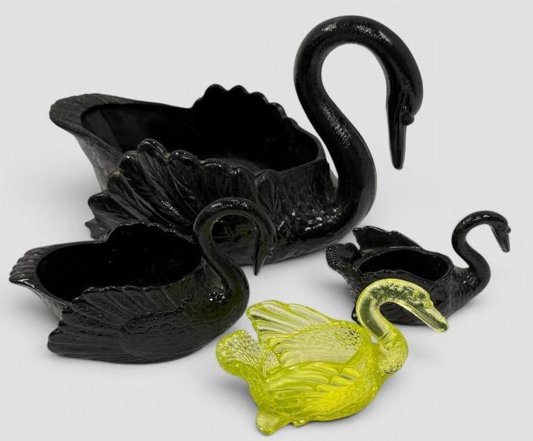 4 Art Glass Swans (1 of 16)