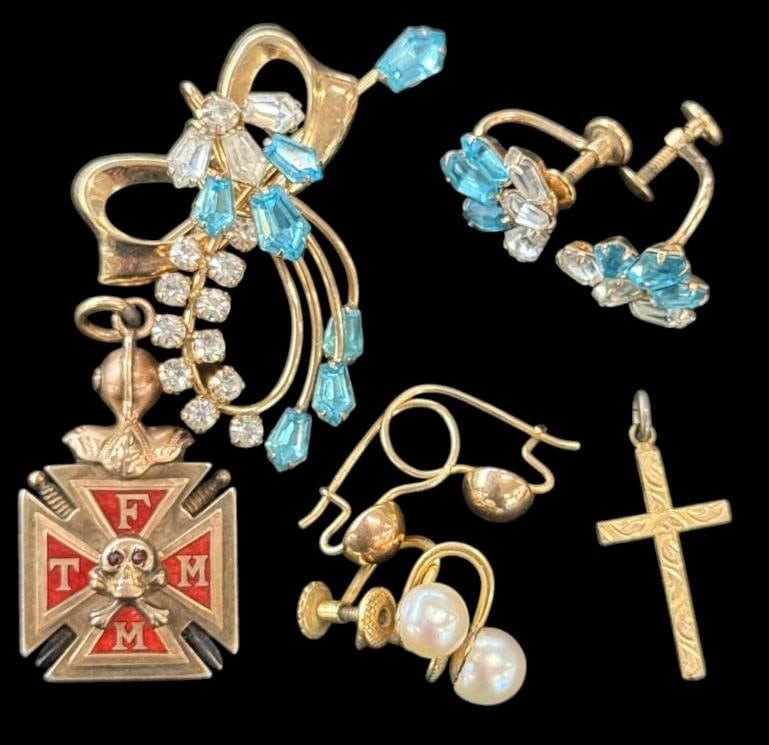 10k Gold Knights of Columbus Pendant: 10k Gold Knights of Columbus Pendant, approx. 8.2 grams. Pin, earrings and cross are gold filled. 9 pieces total.
