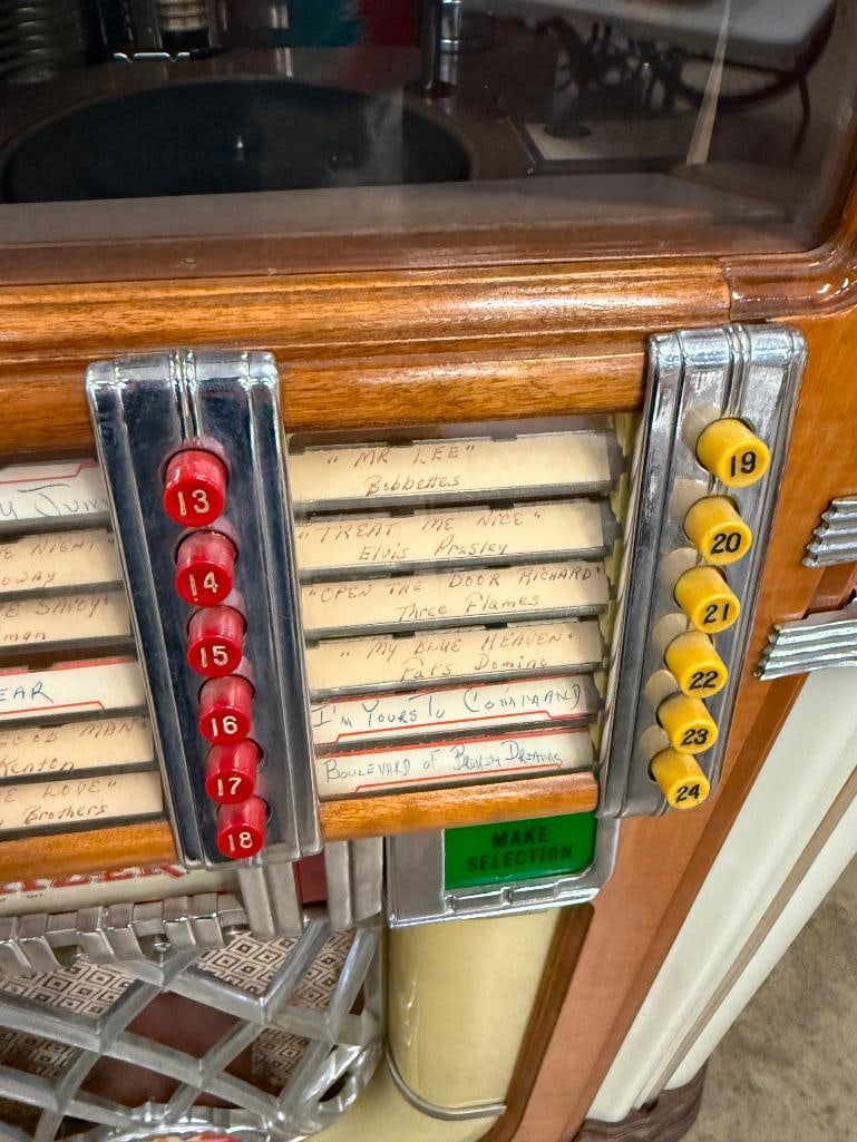 Wurlitzer Model 1015 Bubbler Jukebox - 6