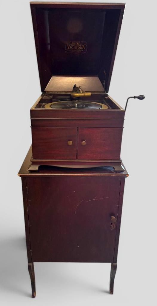 Victor Victrola and record cabinet (1 of 9)