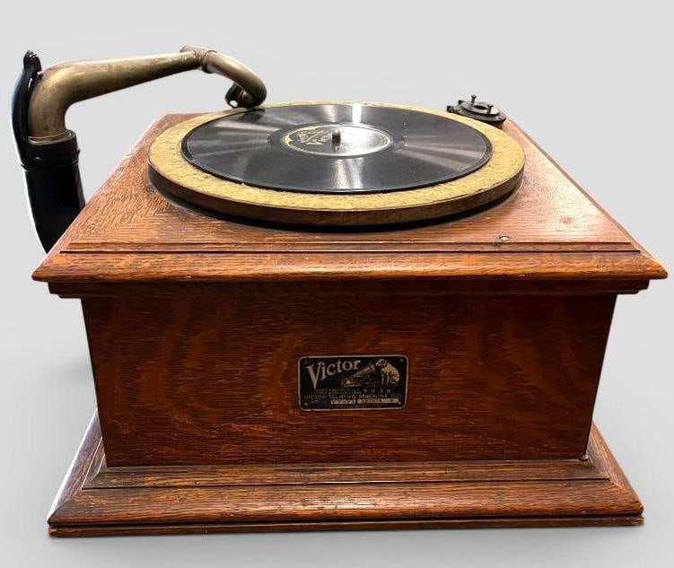 Victor Oak Phonograph: Victor Oak Phonograph. Style VV-VI.
