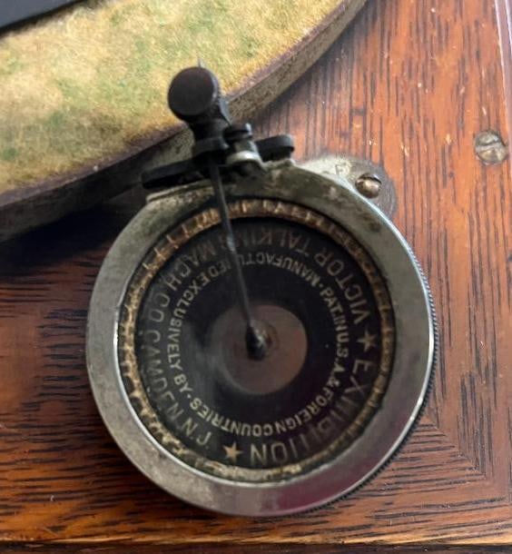 Victor Oak Phonograph - 3