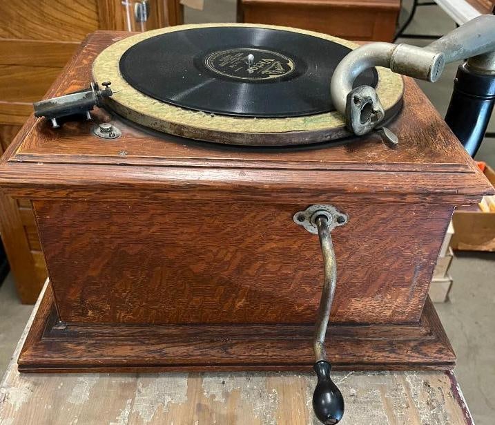 Victor Oak Phonograph - 4