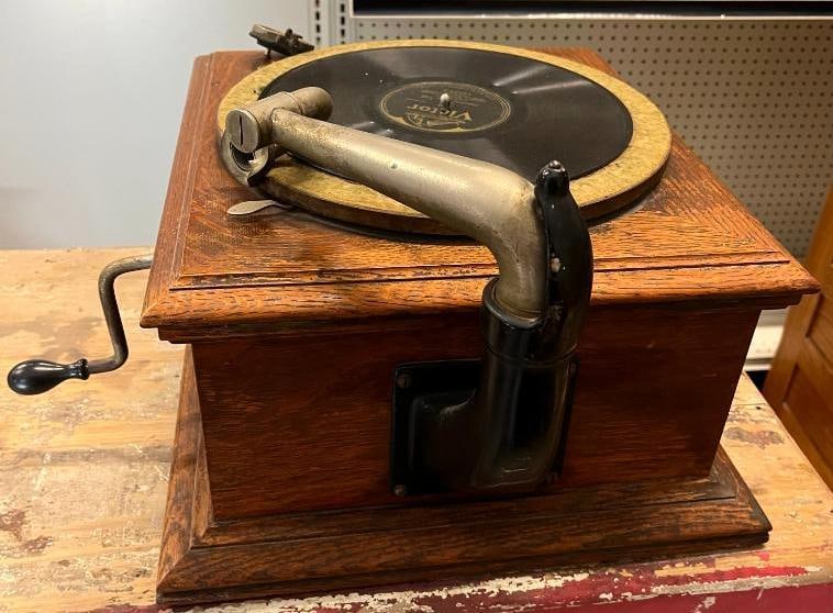 Victor Oak Phonograph - 5