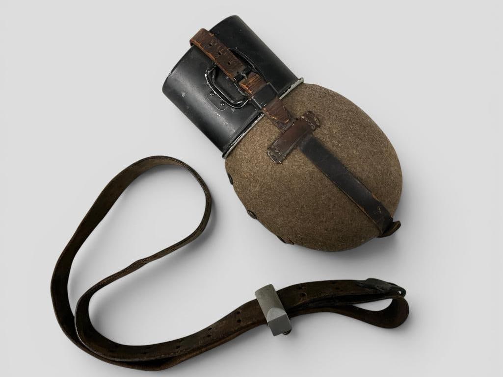 WW2 German M31 Canteen and sling (1 of 4)