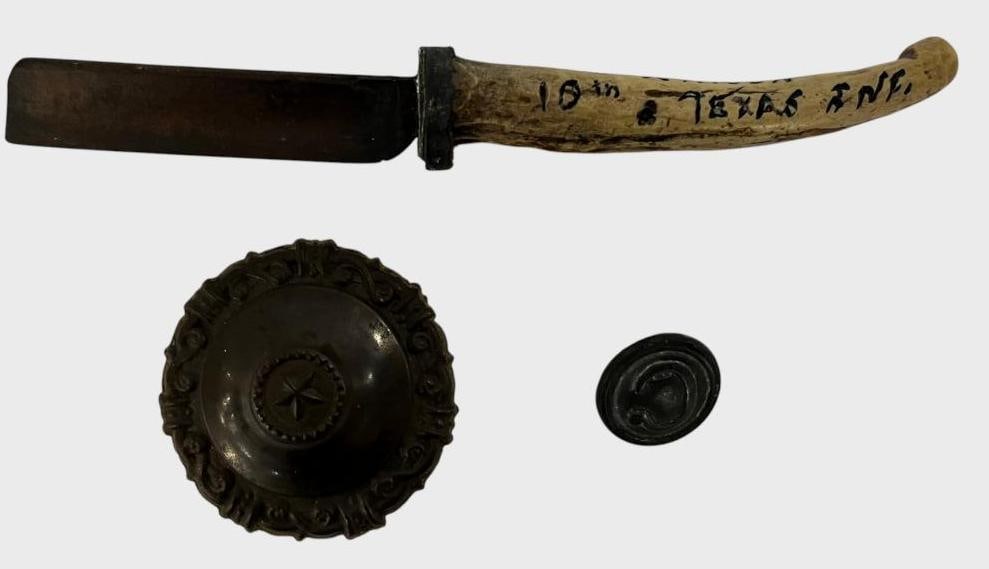 Named Texas Volunteers grouping: Named Texas Volunteers grouping. Charles L. Watson Co. D TX 10th Infantry belt buckle, razor and button. Research is included. 3 pieces.