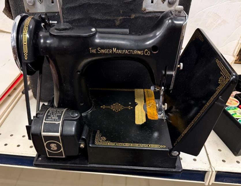 Singer Featherweight 221 Sewing Machine - 2