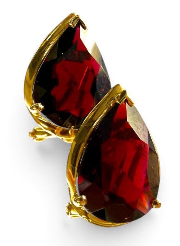 14k Gold and Garnet Pear shaped earrings: 14k Gold and Garnet Pear shaped earrings.