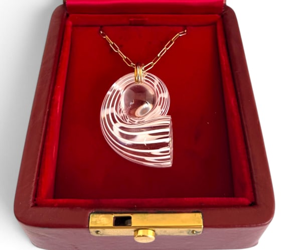 Steuben Shell Pendant with 14k Gold Chain: Rare Steuben Shell Pendant with 14k Gold Chain. Chain approx. 14.2 grams. Clasp to pendant approx. 9.5 inches. Pendant approx. 2 x 1.5 inches.