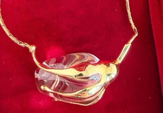Steuben Glass Rose and 14k Gold Necklace: Steuben Glass Rose and 14k Gold Necklace. Designed by David Dowler. Includes box. Clasp to pendant approx. 7 inches. Pendant approx. 1.5 inches.