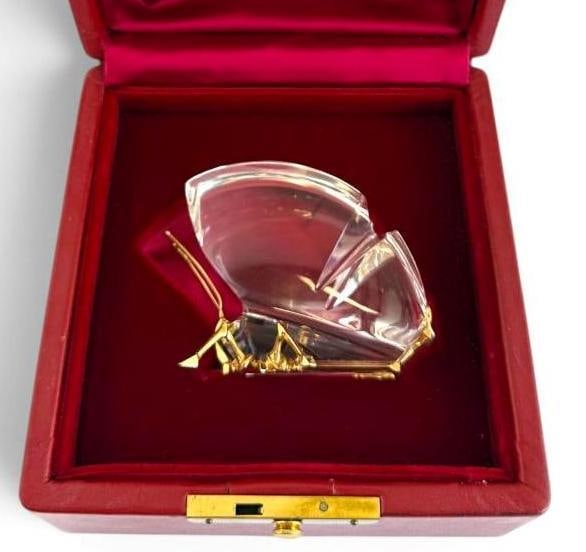 Steuben Glass Monarch Butterfly with 18k Gold Body: Steuben Glass Monarch Butterfly with 18k Gold Body. Body is marked 18k S. Designed by Peter Yenawine. Includes case. Approx. 3.5 x 2.5 inches.