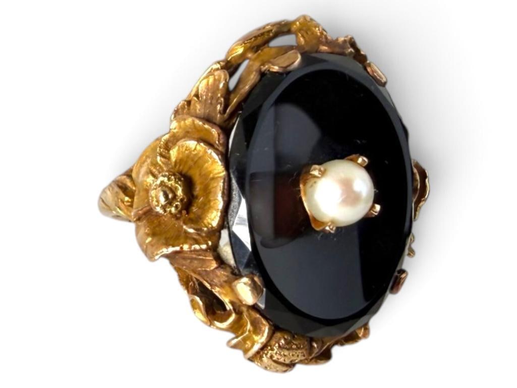 10k Gold and Onyx ring with Pearl: 10k Gold and Onyx ring with Pearl. Approx. 5.5 grams. Approx. size 8.
