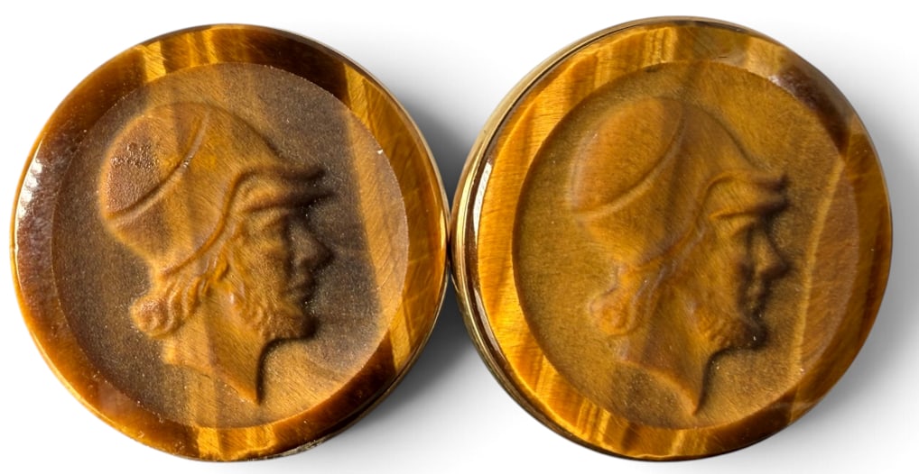 14k Gold Cufflinks with Tiger's Eye: 14k Gold Cufflinks with Tiger's Eye intaglio of Roman Soldiers. Approx. 10.6 grams.