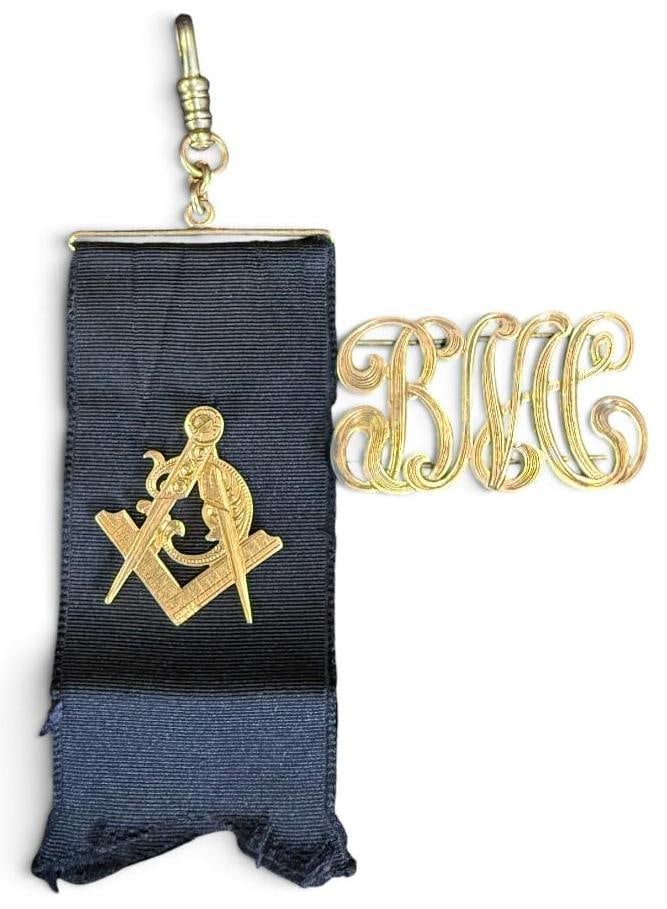 14k Gold Mason Pin and Monogram: 14k Gold Mason Pin and Monogram. Approx. 8.4 grams.