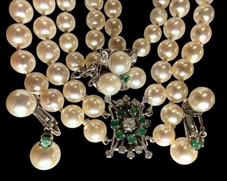 Pearl Jewelry Set with Emeralds and Diamonds: Pearl Jewelry Set with Emeralds and Diamonds. 3 pieces. Necklace with Emeralds and Diamonds. Earrings with Emeralds. Bracelet with diamonds and emeralds.