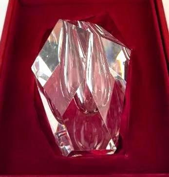 Steuben Art Glass Diamond Cut Vase: Steuben Art Glass Diamond Cut Vase with case. Approx. 6.5 x 5 x 5 inches.
