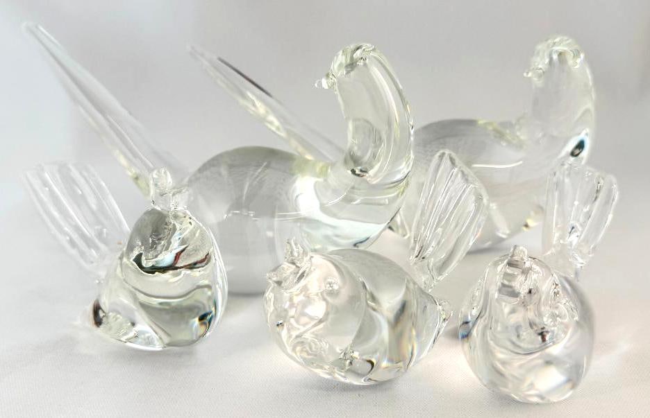 Steuben Art Glass Songbirds and Doves: Steuben Art Glass Songbirds and Doves. 5 pieces. Doves are signed BXW (Bernard X. Wolff) Doves approx. 9 x 5 x 3 inches.