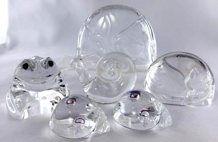 6 Steuben Art Glass Paperweights: 6 Steuben Art Glass Paperweights. Including Frog, Snail, Ladybug, Cat and Deer. Deer approx. 5 x 3.5 x 2 inches.