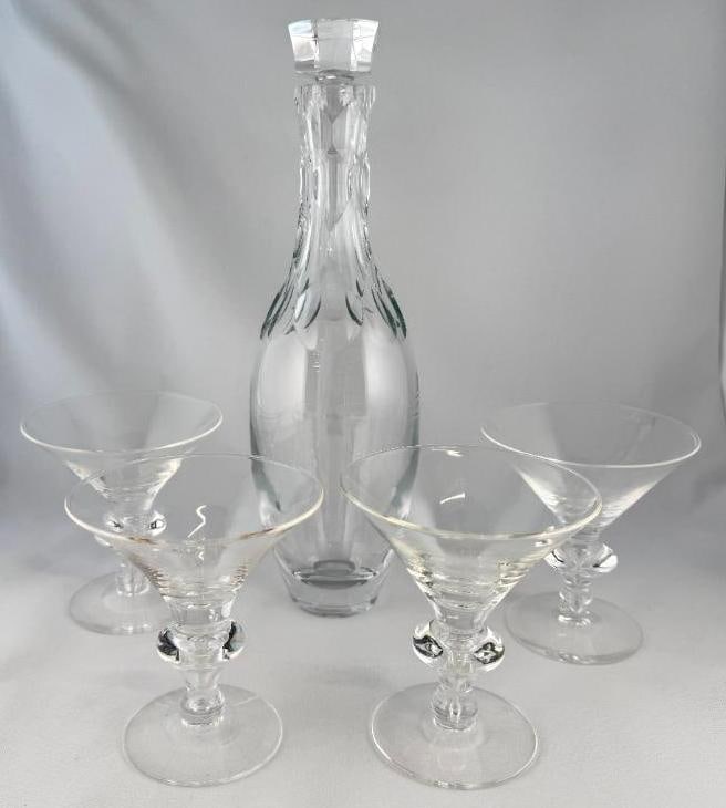 Steuben Art Glass Decanter and Glasses: Steuben Art Glass Decanter and Glasses. 5 pieces. Decanter approx. 13.5 x 4 x 4 inches.