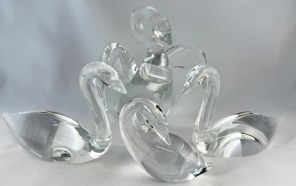 4 Steuben Art Glass Swan paperweights: 4 Steuben Art Glass Swan paperweights. Largest approx. 7 x 7 x 6 inches.