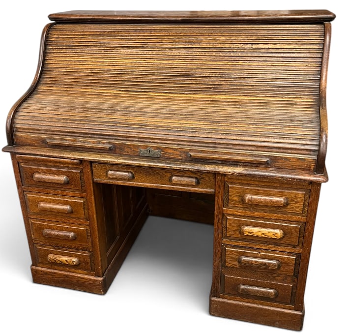 Indianapolis Cabinet Co. Oak Roll top Desk: Indianapolis Cabinet Co. Oak Roll top Desk. Approx. 51 x 54 x 32 inches.