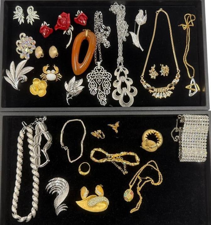 Costume Jewelry Bracelets, Necklaces, earrings etc.: Signed Costume Jewelry Bracelets, Necklaces, earrings etc. Approx. 25 pieces. Including B.S.K., Les Bernard, Trifari, Liz Claiborne, Oscar de la Renta Paris, KJL etc.