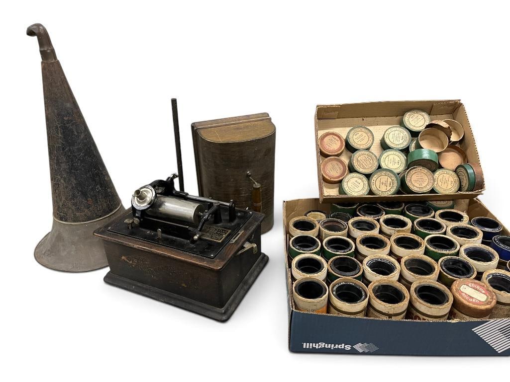 Edison phonograph and records: Edison phonograph and records. Approx. 35 pieces.